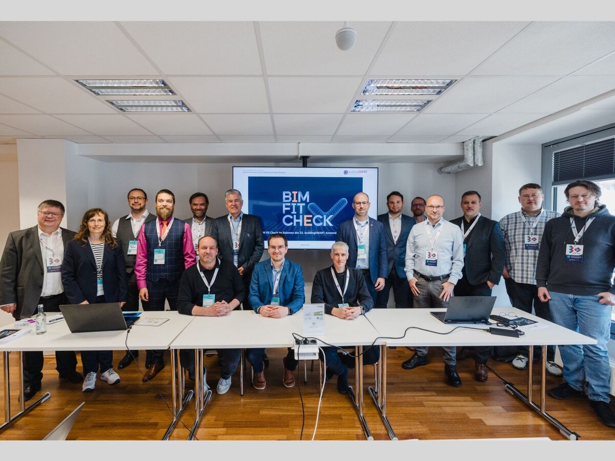 Teilnehmerinnen und Teilnehmer zusammen mit der Jury und den Initiatoren des BIM Fit Checks